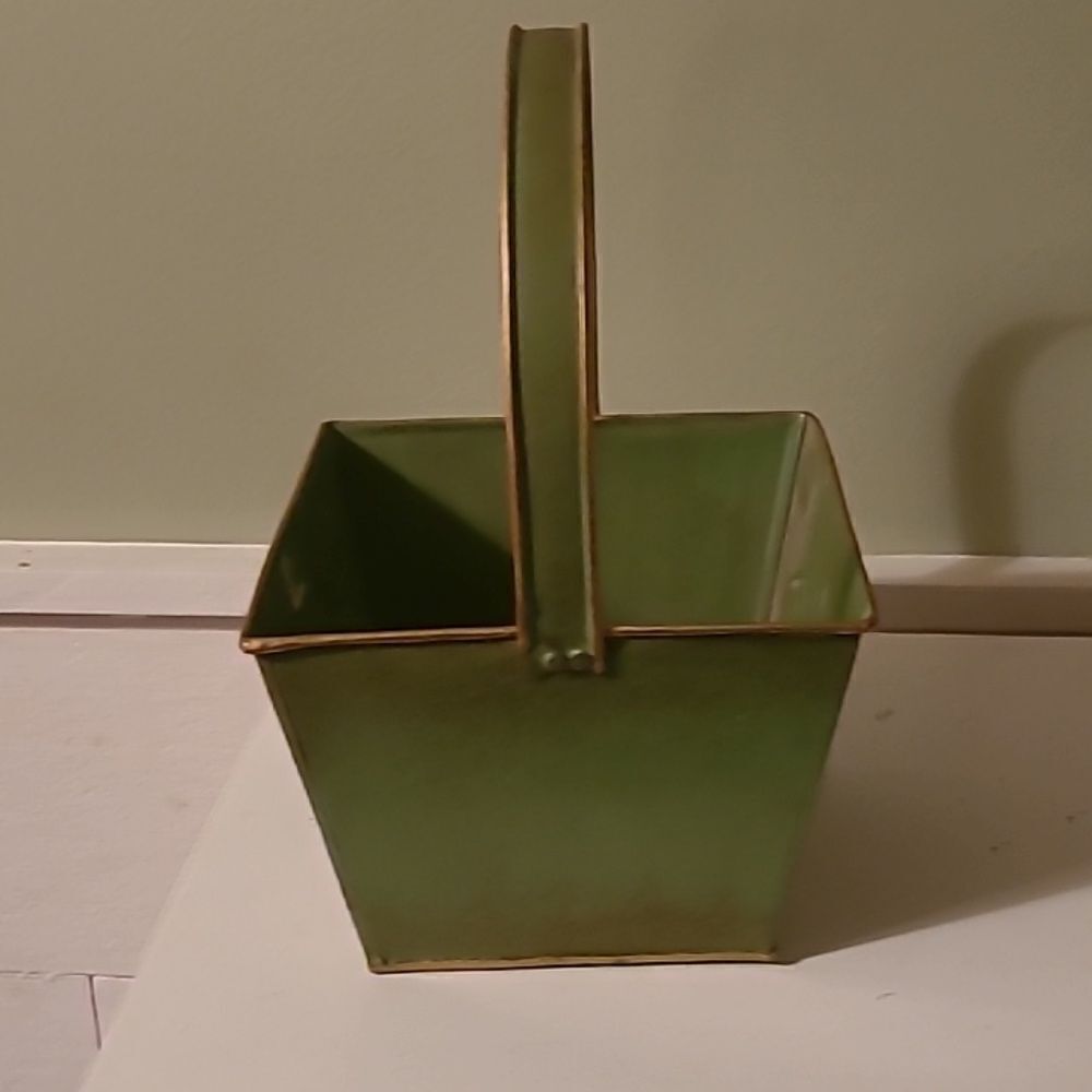 Metal Apple Basket - Picture 2 of 7